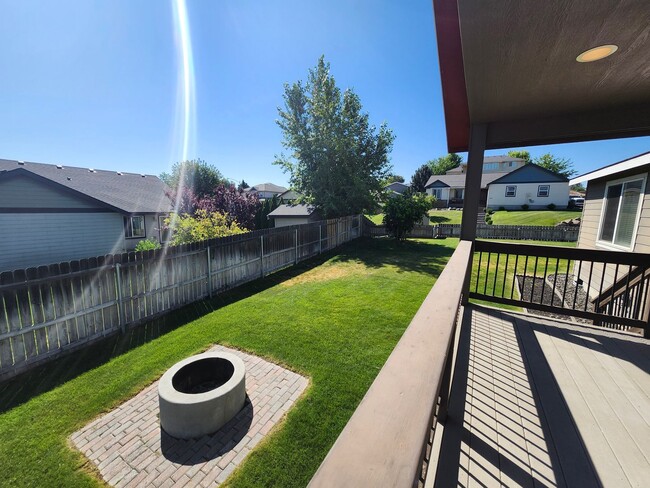 Building Photo - Single Story Home w/Huge Fenced Backyard!