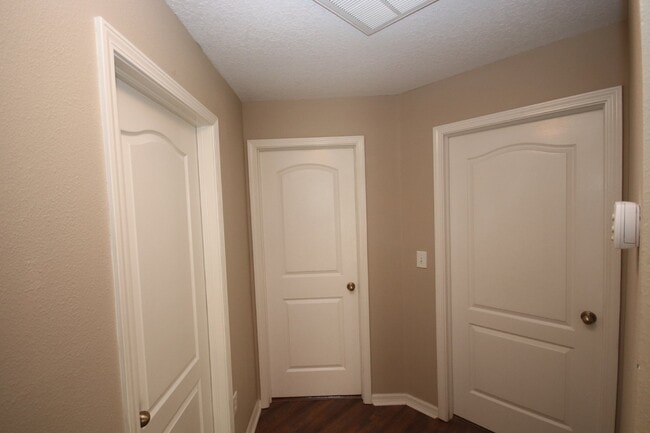 Building Photo - 3 bed, 2 bath, 2 car garage in Riverview