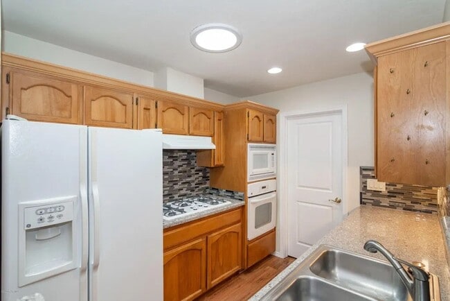 Building Photo - 4 bedroom 3 bath 2 car garage- Large Townhome In *Timber Ridge Subdivision*