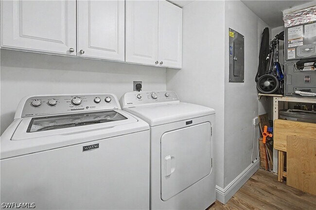 Building Photo - 7065 Dennis Cir