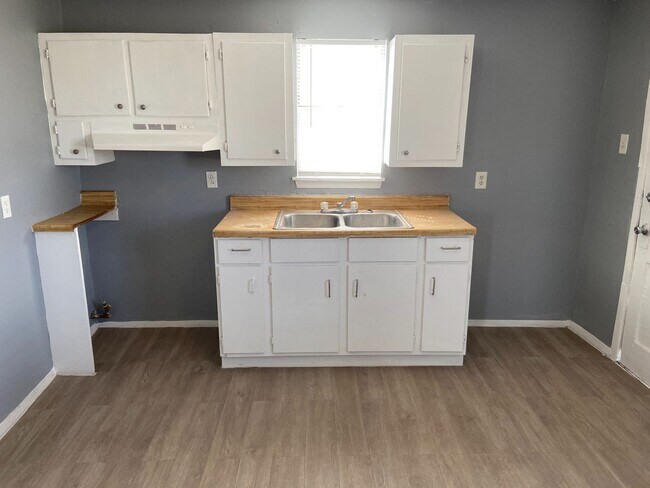 Building Photo - $0 First Month's Rent / $0 Deposit at Move-in