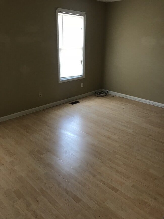 Building Photo - Cute and Adorable Renovated Townhome
