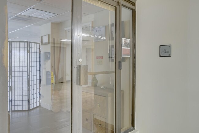 Building Photo - 500 Bayview Dr