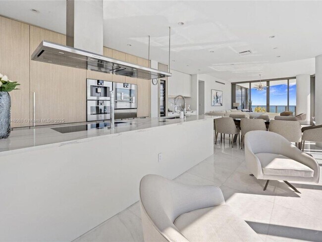 Building Photo - 15701 Collins Ave