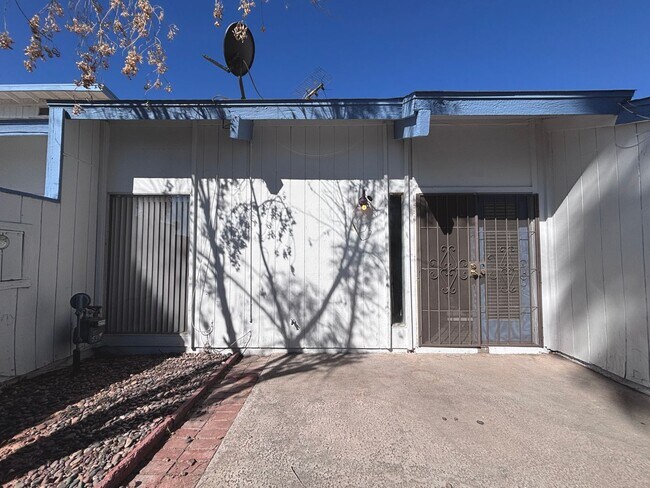 Building Photo - Loft-Style Townhouse for Rent!