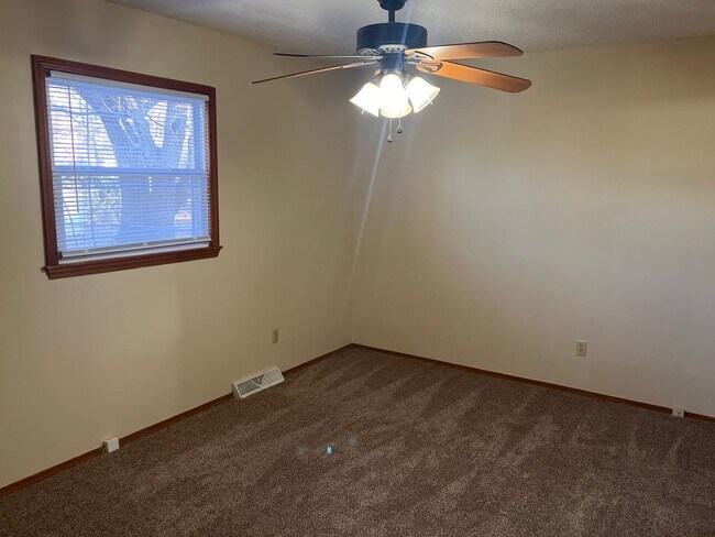 Building Photo - Warm & Inviting 3 Bed, 2 Bath