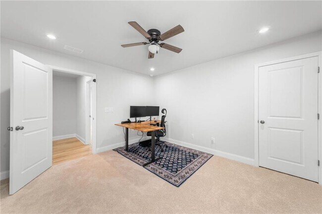 Building Photo - 96 Fairway Dr