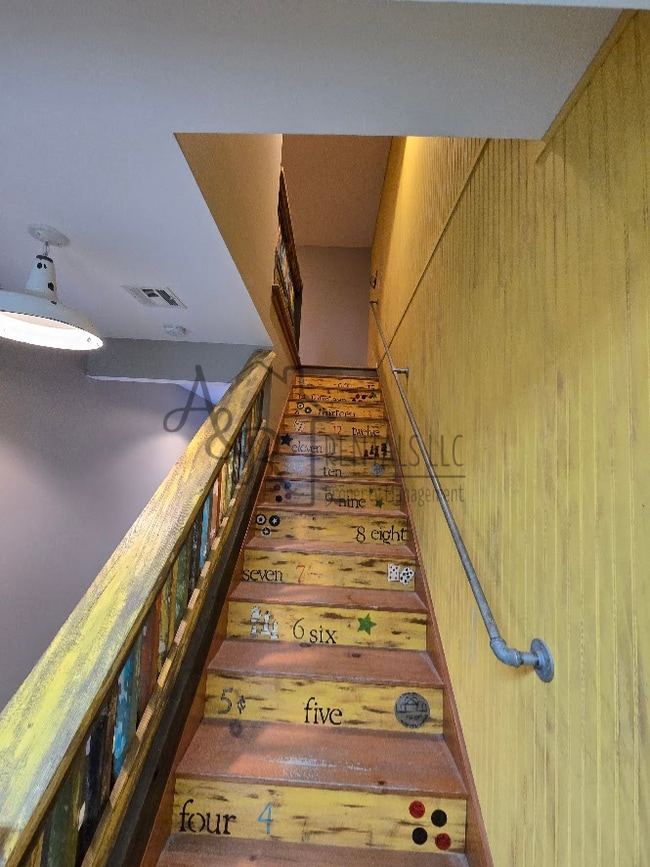 Building Photo - 301 E 7th St