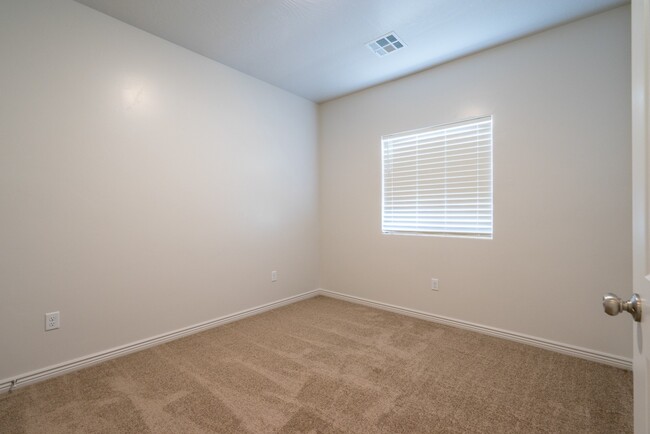 Building Photo - Beautiful Little Valley - 4 Bed 2 Bath home
