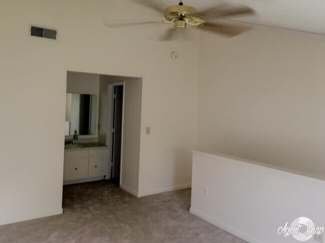 Building Photo - Loft-Style 2-Story Townhouse – Available January 1st!