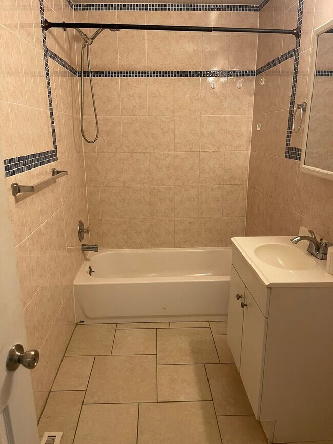 Building Photo - Alban Park Townhome