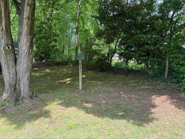 Building Photo - Charming 3 BR 1.5BA Brick & Vinyl Ranch