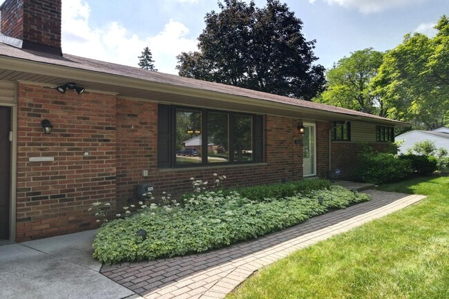 Building Photo - 3672 Middlebury Ln