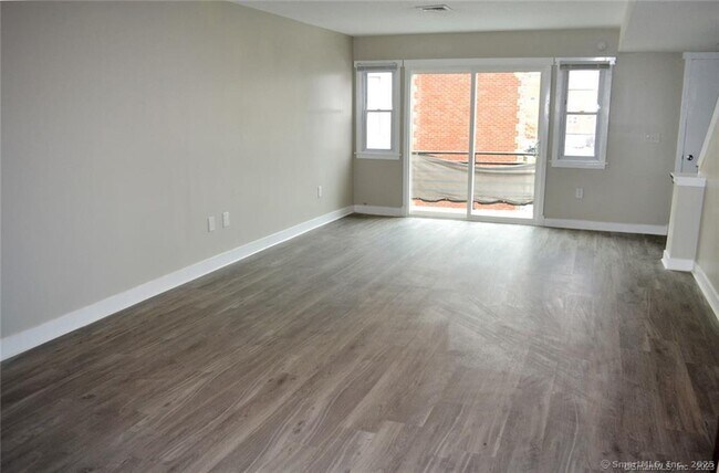 Building Photo - 140 Maple Ave