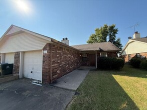 Building Photo - 3 Bed Duplex Living Room and Fireplace