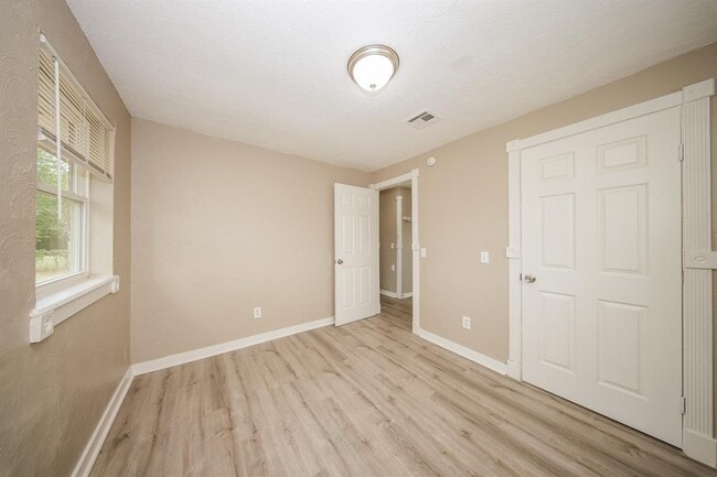 Building Photo - 5025 Brookdale Dr