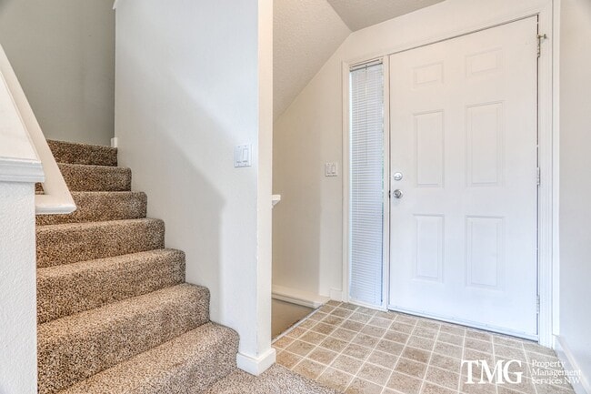 Building Photo - Spacious 4BR Townhome with AC, W/D, Garage...