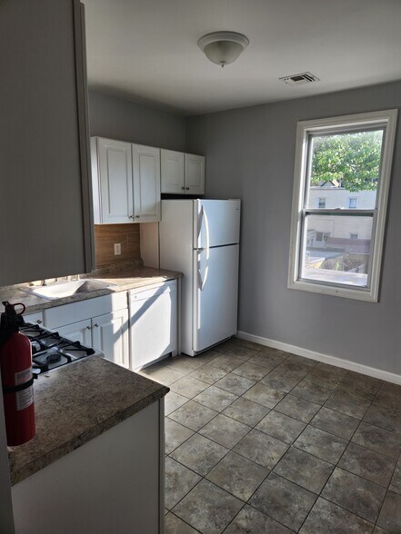 Building Photo - 57 Condict St