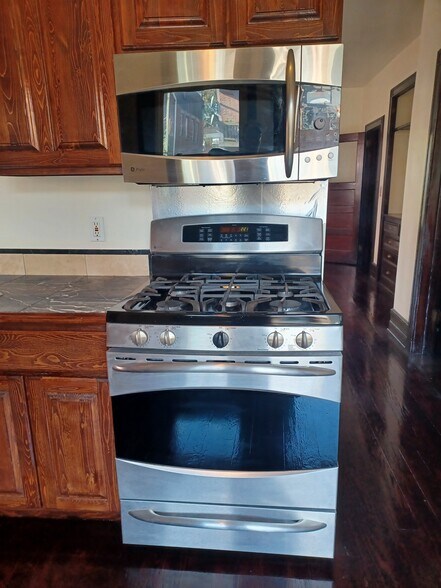 Building Photo - 266 Bond St