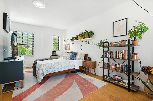 Building Photo - 934 Michigan Ave