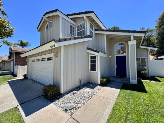 Building Photo - Spacious 3 Bedroom Home with High Ceilings...
