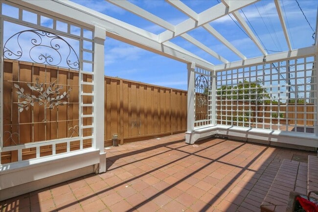 Building Photo - Beautiful 3 bed 2.5 bath townhome in Millbrae
