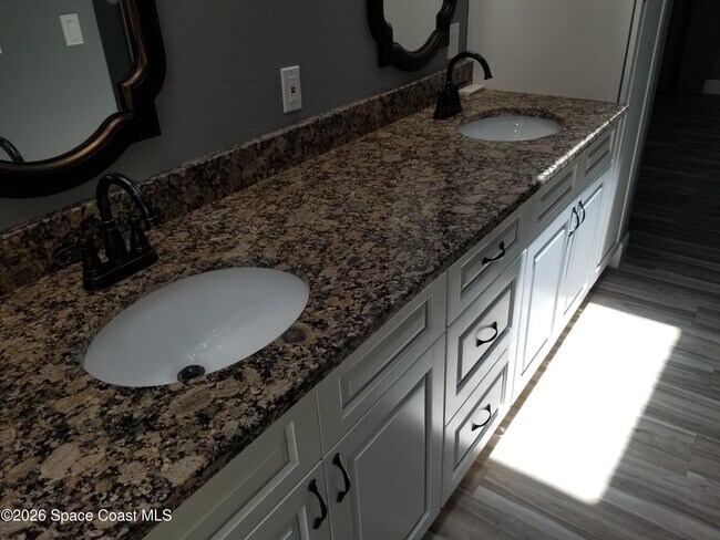 Building Photo - 3685 Oakhill Dr