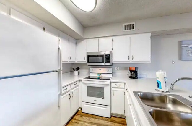 Building Photo - Fully Furnished 2 Bed/ 1 Bath downstairs u...