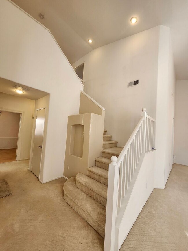 Building Photo - Beautiful two-story in Hunter's Ridge