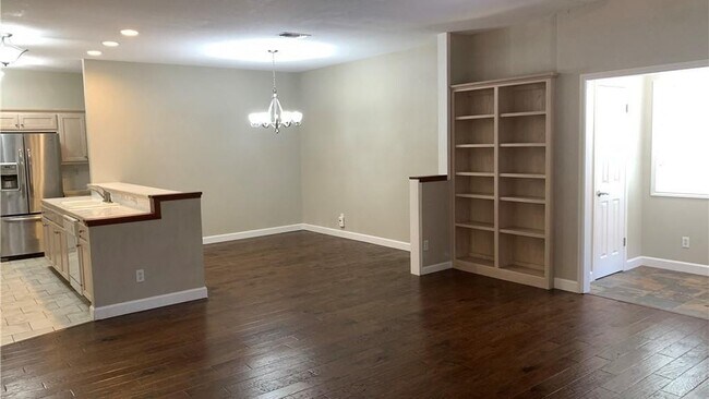 Building Photo - 725 Woodrow Cir