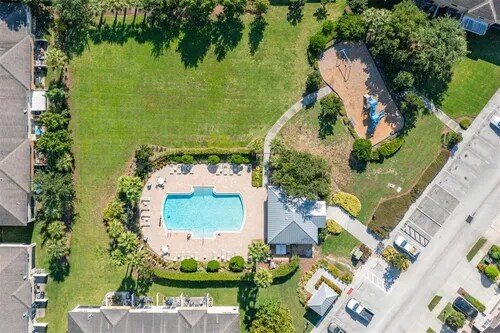 Building Photo - Beautiful 2 Bedroom 2.5 Bath Townhome loca...