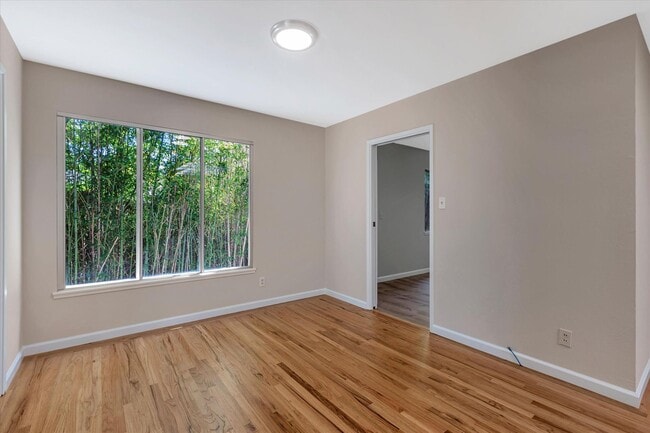 Building Photo - Beautifully Remodeled 4 Bedroom (+ bonus room and closet) 2 Bathroom Mountain View Home!