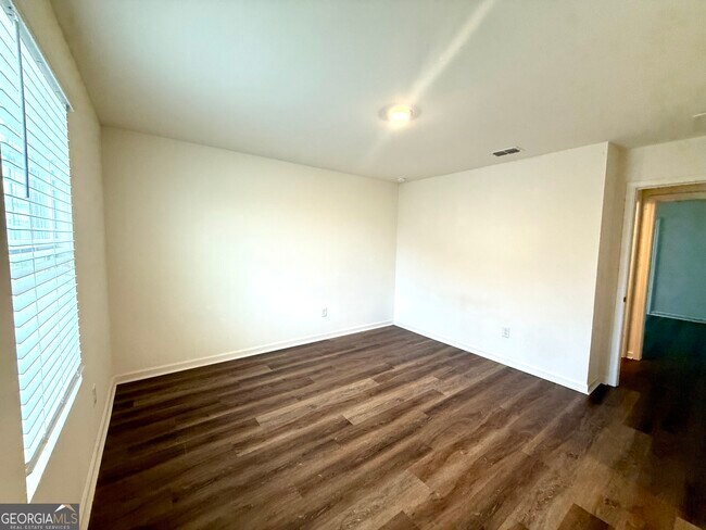 Building Photo - 119 Pond Ct