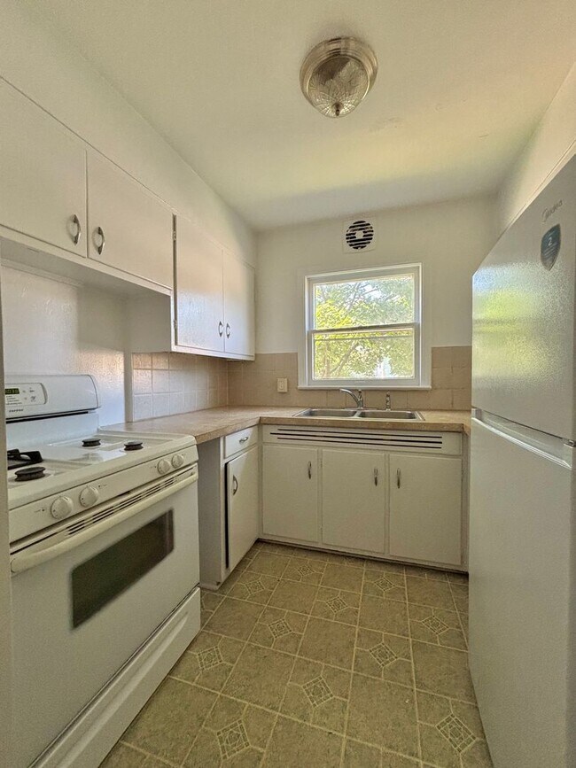 Building Photo - 1117 S Westnedge Ave