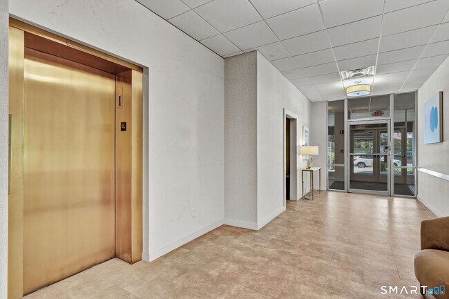 Building Photo - 887 Farmington Ave