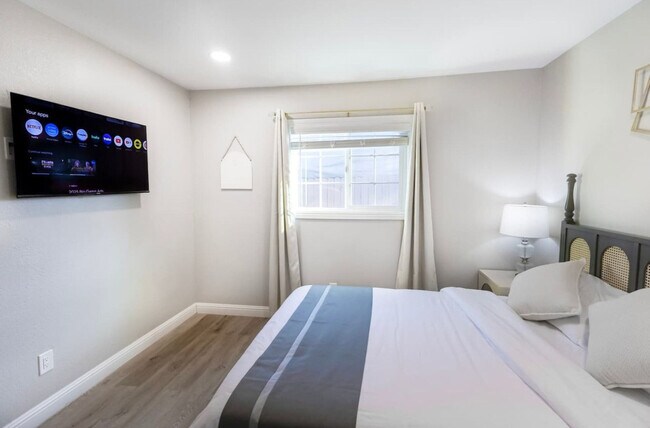 Building Photo - 451 E Lincoln Ave