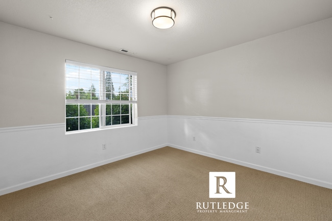 Building Photo - 3 Bedroom + Office in Central Point!