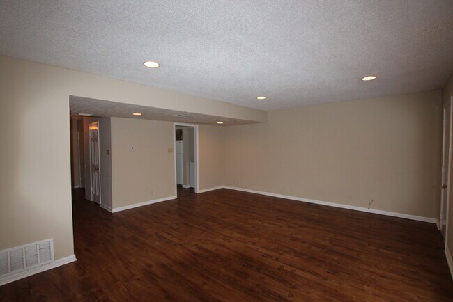 Building Photo - Beautiful 3 Bedroom, 2.5 Bath Townhome in ...