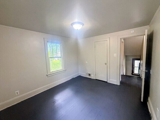 Building Photo - Four bedroom one bathroom home for rent