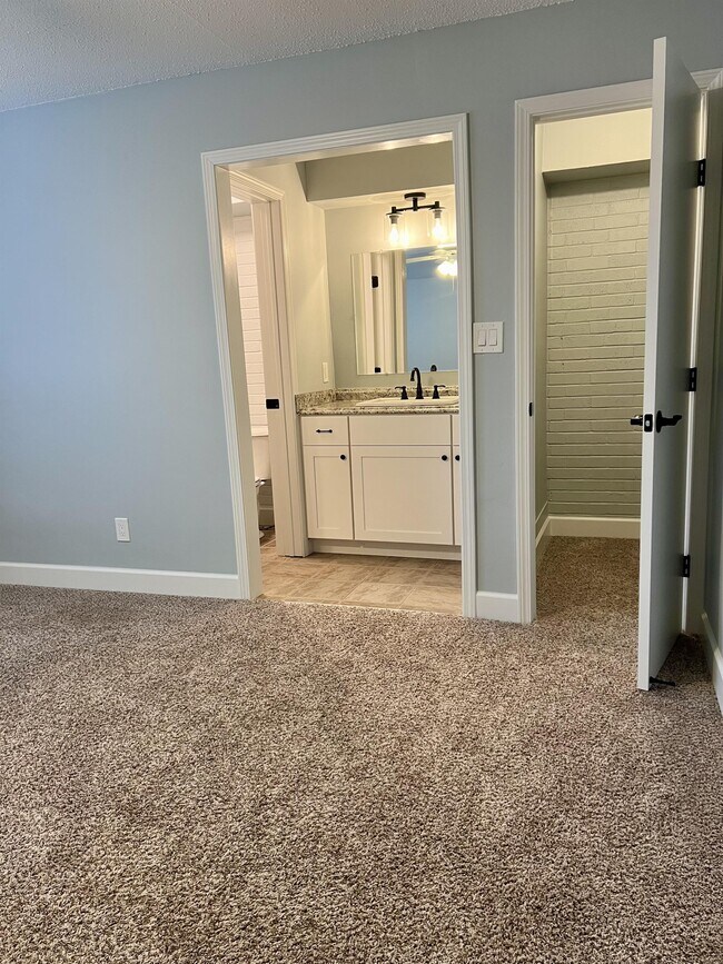 Building Photo - 1815 E Lindsey St