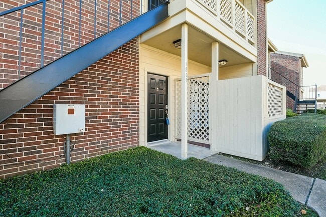 Building Photo - 2121 El Paseo St