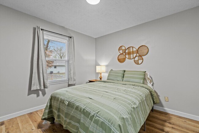 Building Photo - Great furnished month to month rental near...