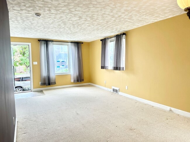 Building Photo - Charming 3-bedroom, 1.5-bathroom! Pets Wel...