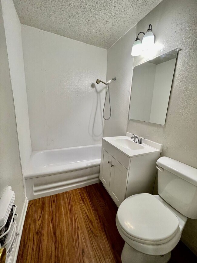 Building Photo - Charming West Tulsa 3 Bed 1.5 Bath House