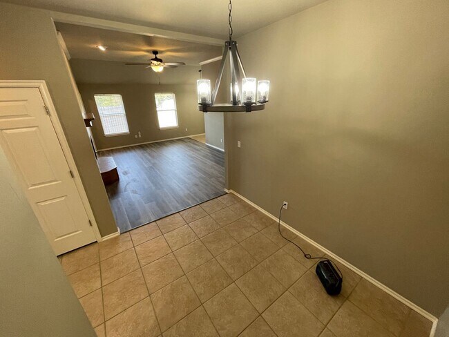 Building Photo - 3 br, 2 bath House - 400 N Willowood Drive