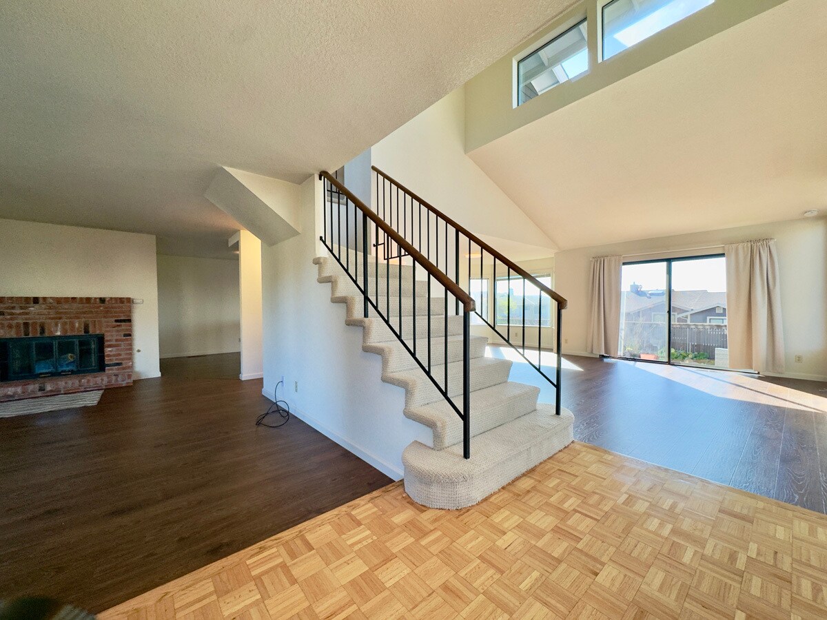 Building Photo - 2221 Pinehurst Way