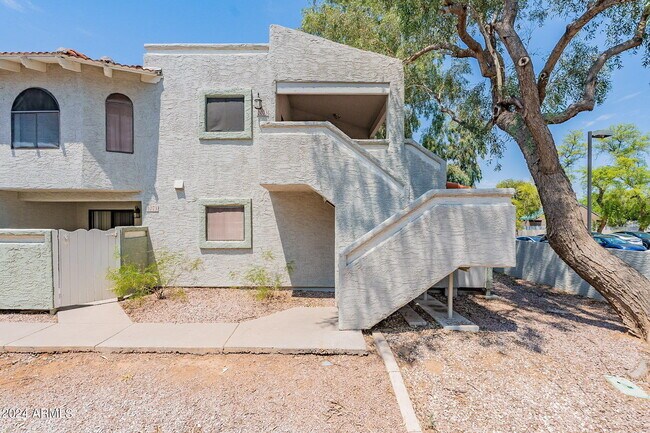 Building Photo - 850 S River Dr
