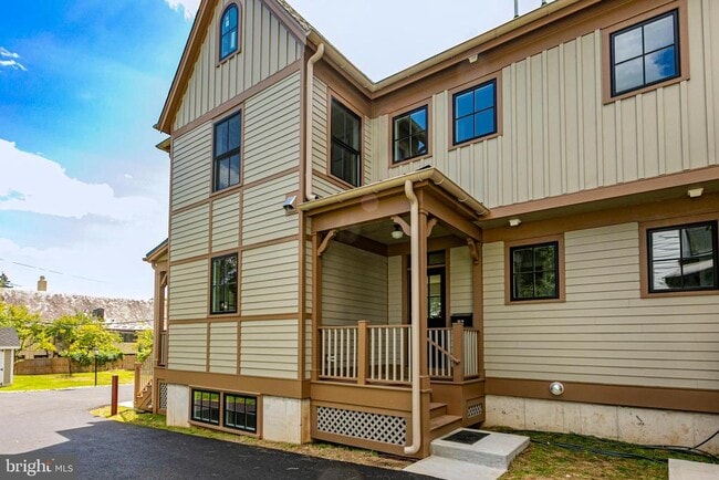 Building Photo - 22 Dickinson St