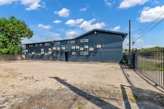 Building Photo - 4706 Yellowstone Blvd