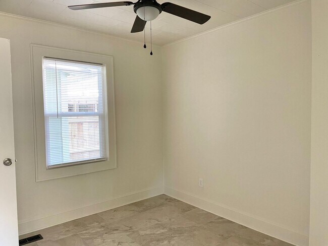 Building Photo - Updated 3 bed 2 bath duplex near downtown ...